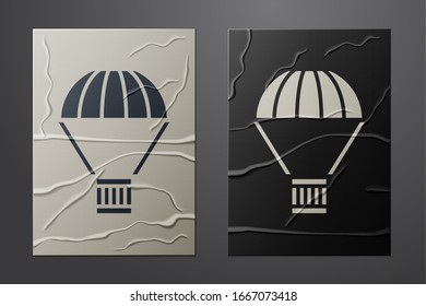 Casilla Blanca volando sobre un icono de paracaídas aislado sobre fondo de papel derrumbado. Parcela con paracaídas para envío. Servicio de entrega, transporte aéreo. Estilo de arte de papel. Ilustración vectorial