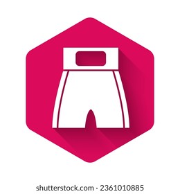 Icono corto de boxeo blanco aislado con fondo de sombra larga. Botón hexágono rosado. Vector