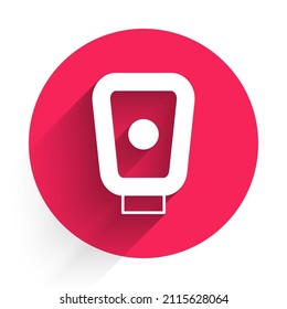 Icono de pinzas de entrenamiento de boxeo blanco aislado con fondo de sombra larga. Botón de círculo rojo. Vector