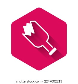 Botella blanca rota como icono de arma aislada con una sombra larga. Botón hexágono rosado. Vector