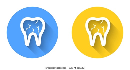 Icono de diente blanco roto aislado con fondo de sombra larga. Icono de problema dental. Símbolo de cuidado dental. Botón Círculo. Vector