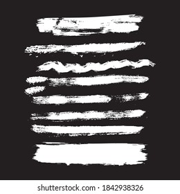 El trazo del pincel blanco se aisló en el fondo negro. Pinza de pincel a la moda para pintura de tinta blanca, fondo de grunge, banner de suciedad, diseño de acuarela y textura sucia. Ilustración vectorial de pincel 