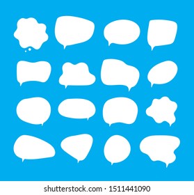 Las burbujas blancas hablan. El discurso burbuja diferentes formas en las nubes de comentarios de fondo azul gritando imágenes vectoriales de voz