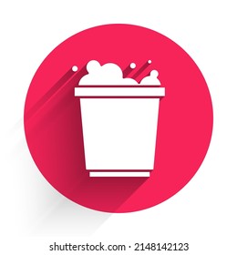 Balde blanco con icono de espuma y burbujas aislado con una sombra larga. El concepto de servicio de limpieza. Botón de círculo rojo. Vector