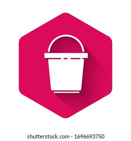 Icono del cubo blanco aislado con una sombra larga. El concepto de servicio de limpieza. Botón hexágono rosado. Ilustración vectorial