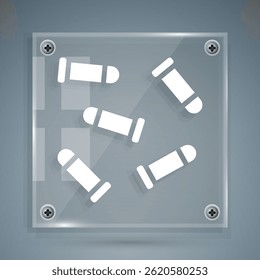 Icono blanco de la bala aislado en el fondo gris. Paneles de vidrio cuadrados. Vector