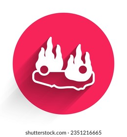 Icono de coche de White Burning aislado con una sombra larga. Coche en llamas. Auto roto cubierto con fuego y humo. Botón de círculo rojo. Vector