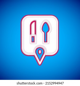 Cafetería blanca e icono de la ubicación del restaurante aislado de fondo azul. Señal de comedores de cuchara y cuchara dentro de pinpoint.  Vector.