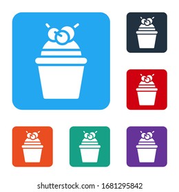 Icono de pastel blanco aislado en fondo blanco. Feliz cumpleaños. Establecer iconos en botones cuadrados de color. Ilustración vectorial