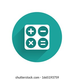 Icono de la calculadora blanca aislado con una sombra larga. Símbolo de contabilidad. Cálculos empresariales, educación y finanzas matemáticas. Botón de círculo verde. Ilustración vectorial