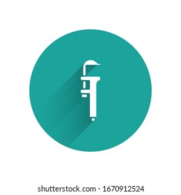 Icono de pinza de freno o pinza de freno blanca y escala aislado con una sombra larga. Herramientas de medición de precisión. Botón de círculo verde. Ilustración vectorial