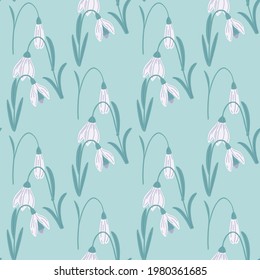 Weiße Campanula nahtloses Muster in wilder Natur stylistisch. Blauer Hintergrund. Botanische Doodle-Hintergrund. Flacher Vektordruck für Textilien, Gewebe, Geschenkpapier, Wallpaper. Endlose Illustration.
