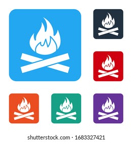 Icono de Fogata Blanca aislado en fondo blanco. Fuego de leña. Establecer iconos en botones cuadrados de color. Ilustración vectorial