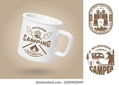 Copa de camping blanco. Plantilla de simulación de taza realista con diseño de muestra. Ilustración vectorial 3d. Feliz camper. La felicidad es malvaviscos tostados. Citas sobre acampar con carpas, montañas, fogatas