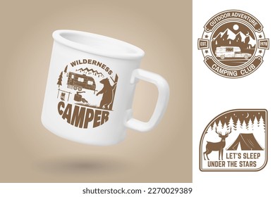 Copa de camping blanco. Plantilla de simulación de taza realista con diseño de muestra. Ilustración vectorial 3d. Camper salvaje. Citas sobre acampar con tienda, montañas, fogata, camper rv y silueta forestal.