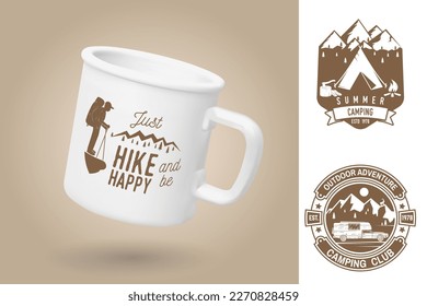 Copa de camping blanco. Plantilla de simulación de taza realista con diseño de muestra. Ilustración vectorial 3d. Sólo camina y sé feliz. Campo de verano. Citas sobre acampar con montañas, mochila, camper rv, senderismo y