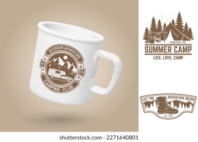 Copa de camping blanco. Plantilla de simulación de taza realista con diseño de muestra. Ilustración vectorial 3d. Sólo camina y sé feliz. Campo de verano. Citas sobre acampar con montañas, mochila, camper rv, senderismo y