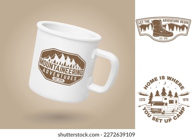 Copa de camping blanco. Plantilla de simulación de taza realista con diseño de muestra. Ilustración vectorial 3d. Aventuras de montañismo. Campo de verano. Citas sobre acampar con montañas, camper rv, botas de excursión y