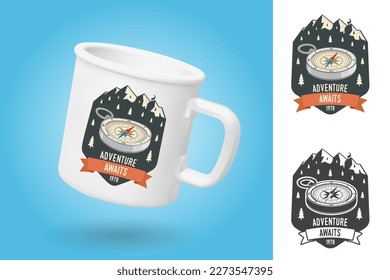 Copa de camping blanco. Plantilla de simulación de taza realista con diseño de muestra. La aventura espera. Impresión de presupuesto de camping, parche. Campo de verano. Vector. Diseño de tipografía vintage con soplo 3d y silueta de montaña