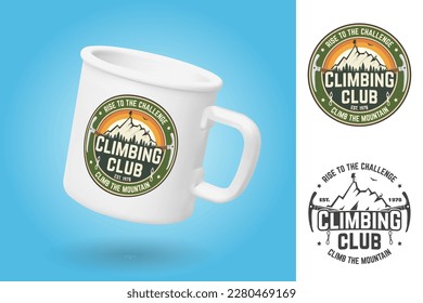 Copa de camping blanco. Plantilla de simulación de taza realista con diseño de muestra. Bandera del club de escalada. Vector. Diseño de tipografía vintage con hacha de hielo, cabra escaladora y silueta de montaña. Aventura al aire libre