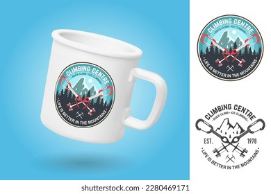 Copa de camping blanco. Plantilla de simulación de taza realista con diseño de muestra. Insignia del Club de Escalada. Vector. Diseño de tipografía vintage con carabineros, campistas de escalada, hex y silueta de montaña. Extremo