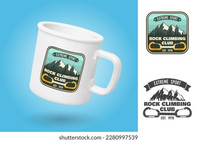 Copa de camping blanco. Plantilla de simulación de taza realista con diseño de muestra. Insignia del club de escalada de rock. Vector. Diseño de tipografía de época con carabinador de bloqueo de puerta recta para pernos, cabras y montaña