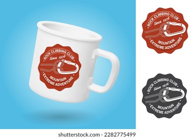 Copa de camping blanco. Plantilla de simulación de taza realista con diseño de muestra. Insignia del club de escalada de rock, parche. Vector. Diseño tipográfico con nudo para atar rápidamente una cuerda de escalada y un carabinador. Extremo