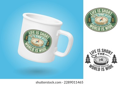 Copa de camping blanco. Plantilla de simulación de taza realista con diseño de muestra. La vida es corta y el mundo es ancho. Parche o pegatina de aventura al aire libre. Vector. Diseño vintage con brújula retro y silho forestal