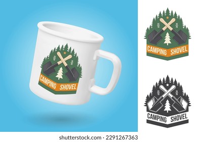 Weiße Campingtasse. Realistischer Schlamm Muster mit Muster-Design. Camping-Schaufelpflaster oder Aufkleber. Outdoor Abenteuer. Vektorgrafik. Vintage-Typografie-Design mit Camper-Schaufel und Waldsilhouette