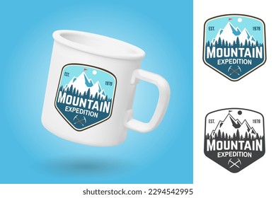 Copa de camping blanco. Plantilla de simulación de taza realista con diseño de muestra. Parche de expedición de montaña. Vector. Concepto de camisa o placa, impresión, sello o tee. Diseño vintage con hacha de hielo y montaña