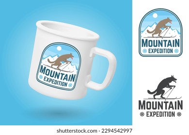 Copa de camping blanco. Plantilla de simulación de taza realista con diseño de muestra. Parche de expedición de montaña. Vector. Concepto de camisa o placa, impresión, sello o tee. Diseño vintage con lobo en la silueta de esquí