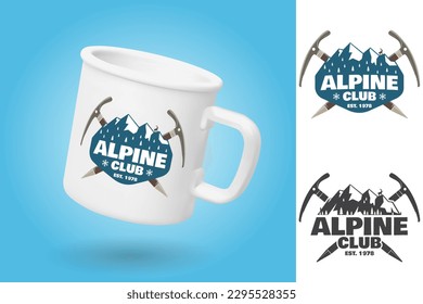 Copa de camping blanco. Plantilla de simulación de taza realista con diseño de muestra. Insignia del club alpino. Vector. Diseño de tipografía vintage con hacha de hielo, roca escaladora Cabra y silueta de montaña