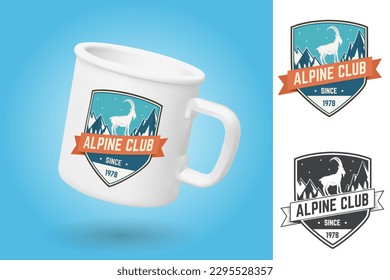 Copa de camping blanco. Plantilla de simulación de taza realista con diseño de muestra. Insignia del club alpino. Vector. Diseño de tipografía vintage con silueta de cabra y montaña. Emblema de aventura al aire libre