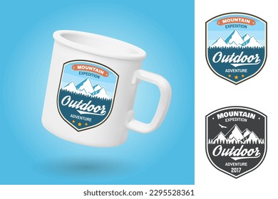 Copa de camping blanco. Plantilla de simulación de taza realista con diseño de muestra. Insignia de la expedición de montaña. Ilustración vectorial. Concepto de camisa o logotipo, impresión, sello o tee. Diseño de tipografía de época con