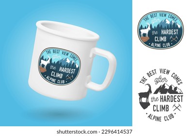 Copa de camping blanco. Plantilla de simulación de taza realista con diseño de muestra. La mejor vista viene después de la escalada más difícil. Vector. Parche de club alpino. Diseño de tipografía de época con hacha de hielo, cabra escalada