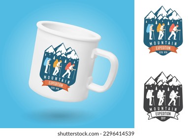 Copa de camping blanco. Plantilla de simulación de taza realista con diseño de muestra. Parche de expedición de montaña. Ilustración vectorial. Concepto de camisa o placa, impresión, sello o tee. Diseño de tipografía de época con