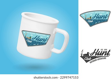 Copa de camping blanco. Plantilla de simulación de taza realista con diseño de muestra. Insignia del club de caza. Vector. Diseño de tipografía vintage con pato sobre una silueta de agua. Emblema del club de caza de aventuras al aire libre