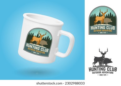 Weiße Campingtasse. Realistischer Schlamm Muster mit Muster-Design. Jäger-Clubausweis. Vektorgrafik. Vintage Typografie-Design mit Hirsch, Wildschwein und Waldsilhouette. Abenteuerjagd im Freien