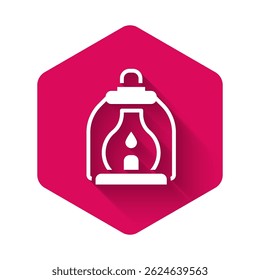 Icono blanco de la linterna que acampa aislado con la sombra larga. Botón hexagonal rosa. Vector