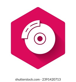Disco de freno de coche blanco con icono de pinza aislado con una sombra larga. Botón hexágono rosado. Vector