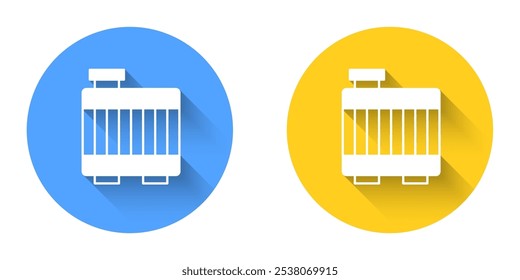 Ícone do sistema de resfriamento do radiador de carro branco isolado com fundo de sombra longa. Botão Círculo. Vetor