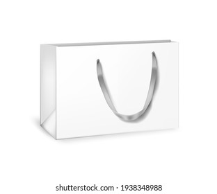 Bolsa de cartón blanco. Paquete de regalo o de compra en blanco con ilustración vectorial de asa de cinta. Bolsa de cartón comercial realista aislada de fondo blanco.