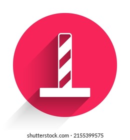 Post de rayado de gato blanco con icono de juguete aislado con fondo de sombra larga. Botón de círculo rojo. Vector