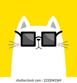 Weiße Katze mit quadratischer Sonnenbrille. Cute Cartoon kawaii lustigen Charakter. Kätzchen in Brillen. Gelber Hintergrund. Flaches Design. Vektorgrafik