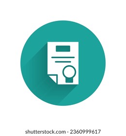 Icono de plantilla de certificado blanco aislado con sombra larga. Logro, premio, título, subvención, diploma. Botón Círculo verde. Ilustración vectorial