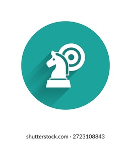 Icono de ajedrez blanco aislado con sombra larga. Estrategia empresarial. Juego, administración, finanzas. Botón de círculo verde. Vector