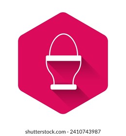 Huevo de pollo blanco sobre un icono de pie aislado con fondo de sombra larga. Botón hexágono rosado. Vector