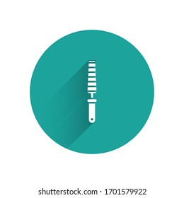 Herramienta de Chisel blanco para icono de madera aislado con sombra larga. Botón de círculo verde. Ilustración vectorial