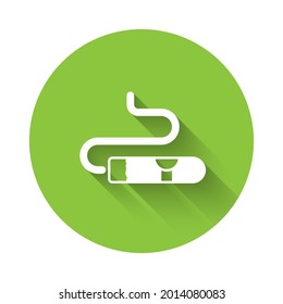 Icono de cigarro blanco aislado con sombra larga. Botón Círculo verde. Vector
