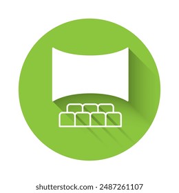 Auditorio de cine blanco con icono de pantalla aislado con fondo de sombra larga. Botón círculo verde. Vector